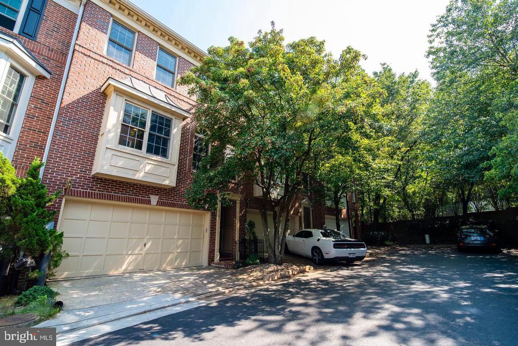 2505 GADSBY PLACE