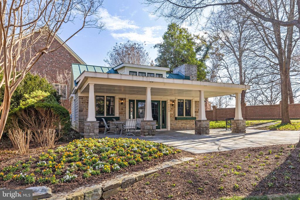 7205 FARM MEADOW COURT