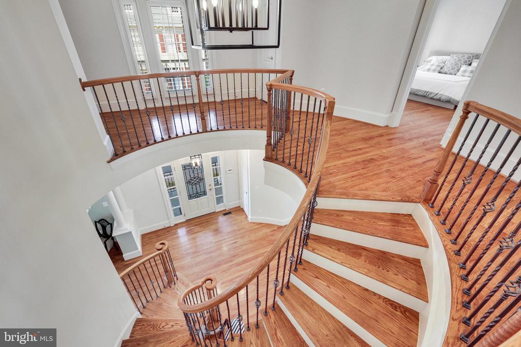 7205 FARM MEADOW COURT