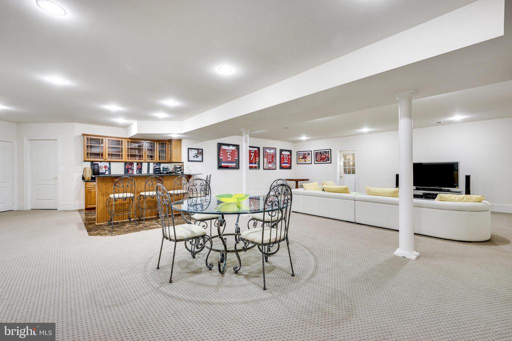 7205 FARM MEADOW COURT