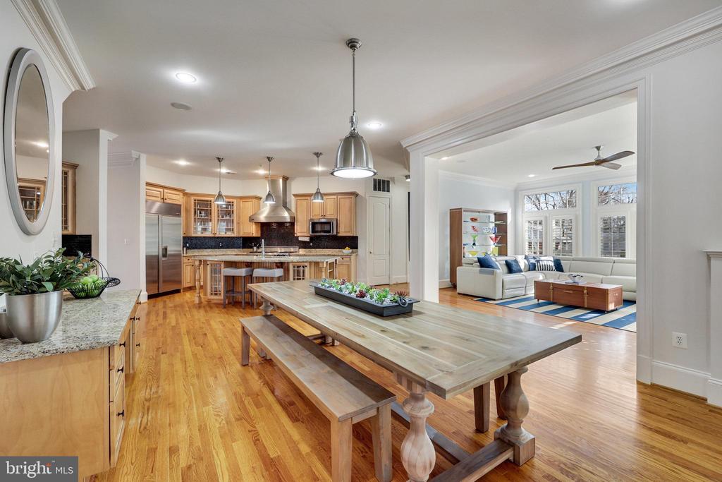 7205 FARM MEADOW COURT