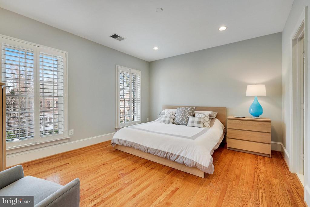 7205 FARM MEADOW COURT
