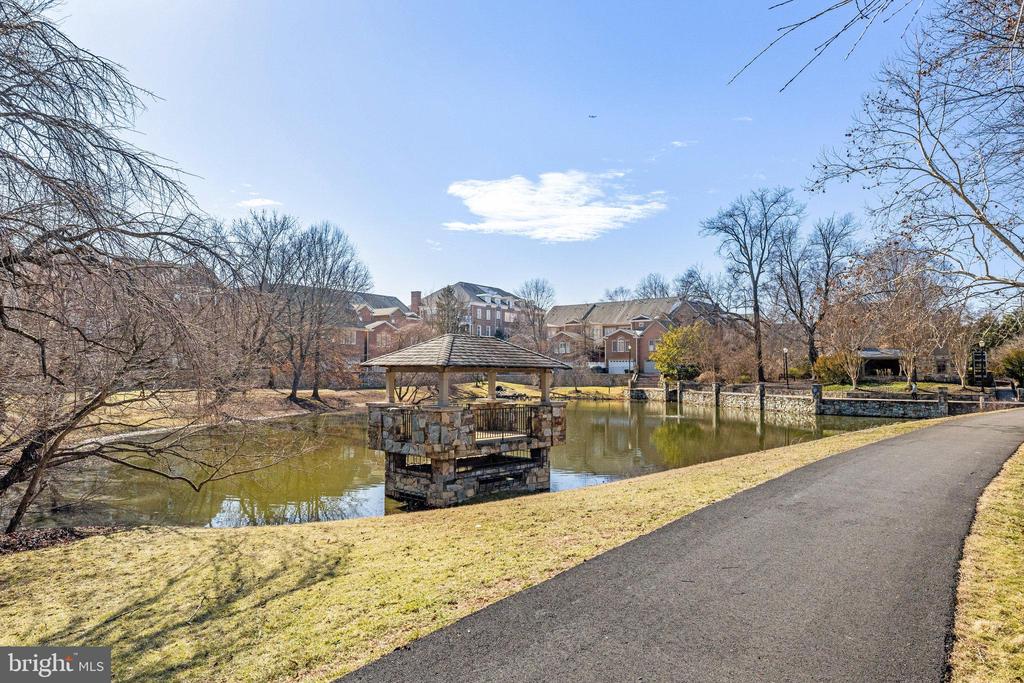 7205 FARM MEADOW COURT