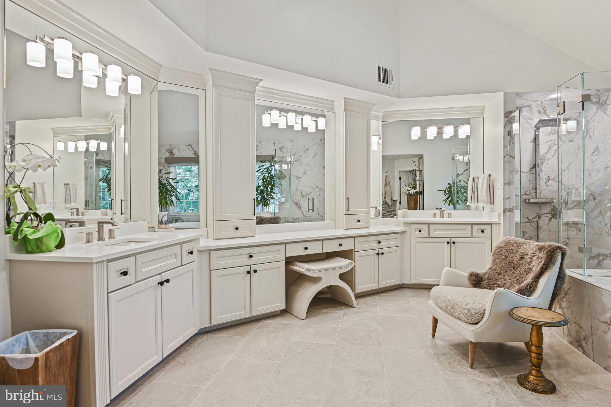 10005 ROBINDALE COURT