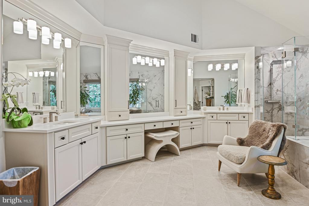 10005 ROBINDALE COURT