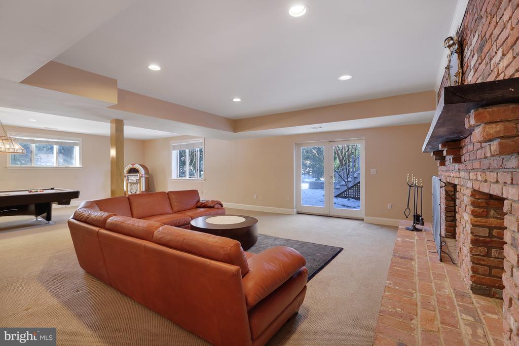 938 DOUGLASS DRIVE