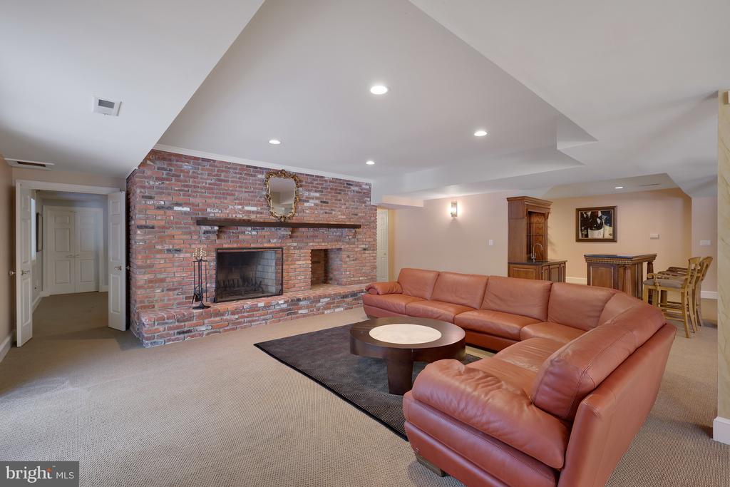 938 DOUGLASS DRIVE