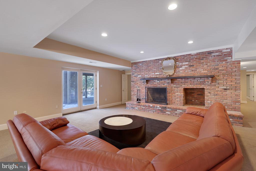 938 DOUGLASS DRIVE