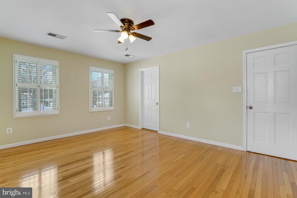3719 KRYSIA COURT