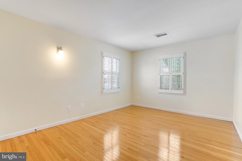 3719 KRYSIA COURT
