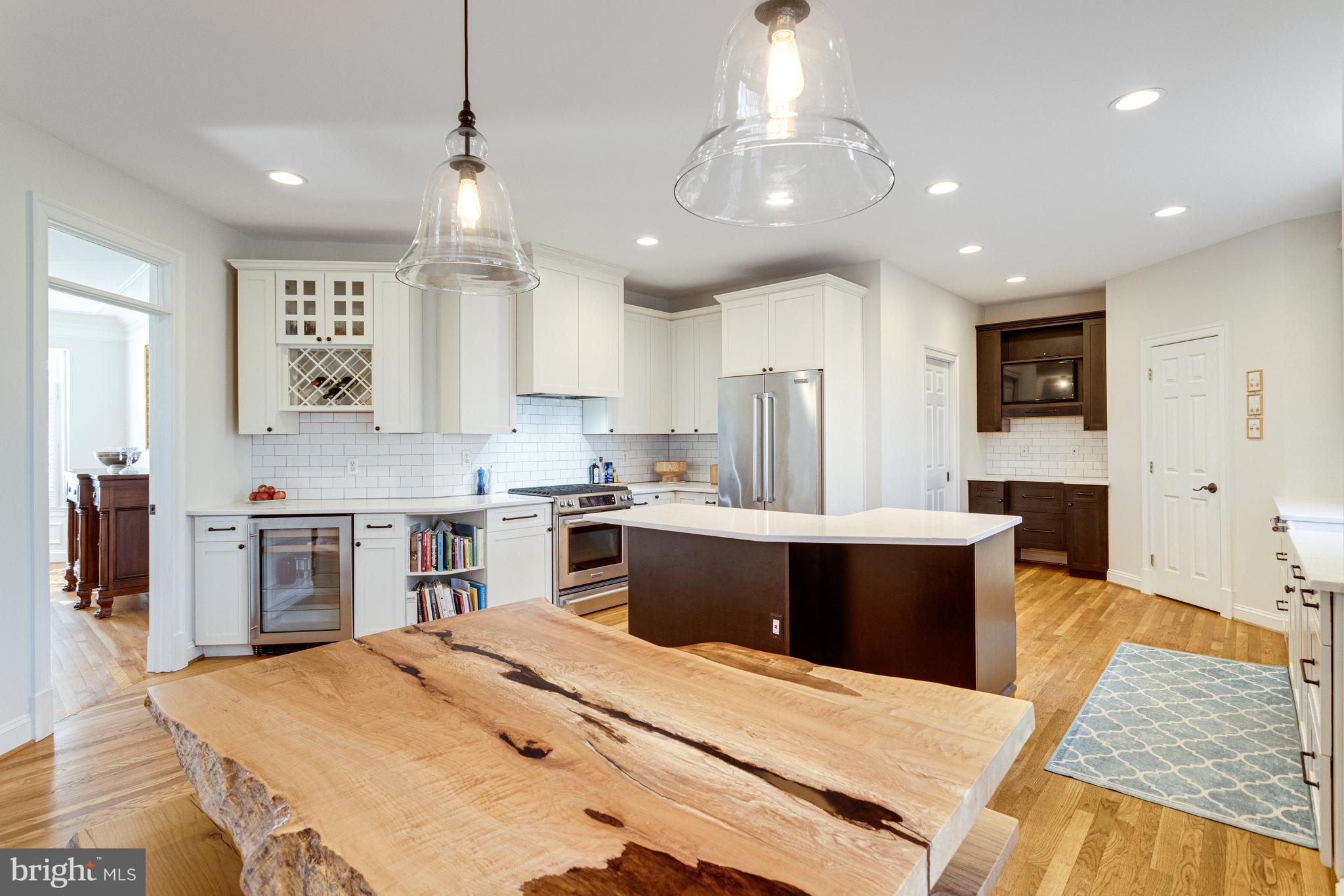 499 SENECA KNOLL COURT