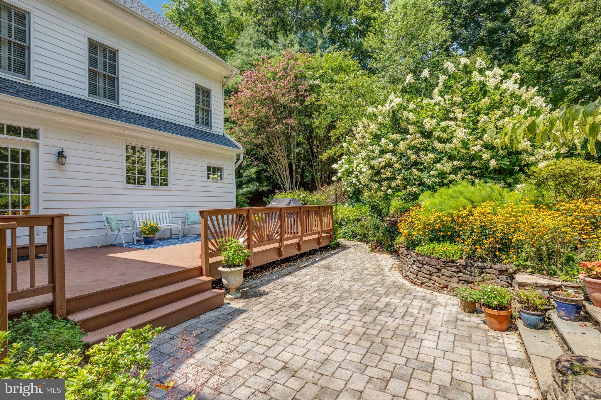 499 SENECA KNOLL COURT