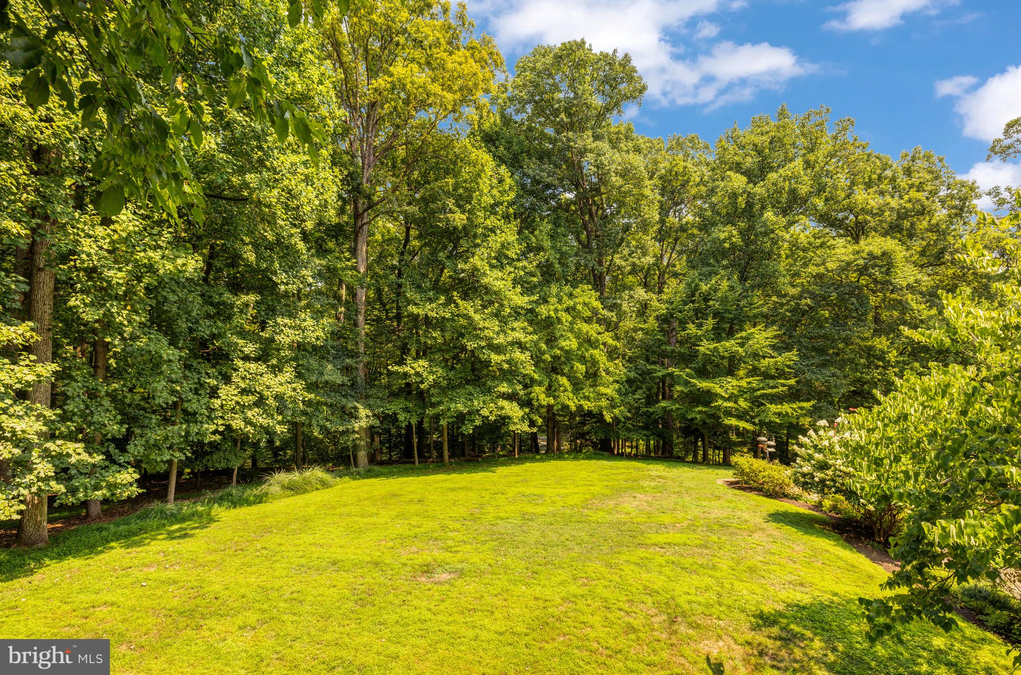 499 SENECA KNOLL COURT