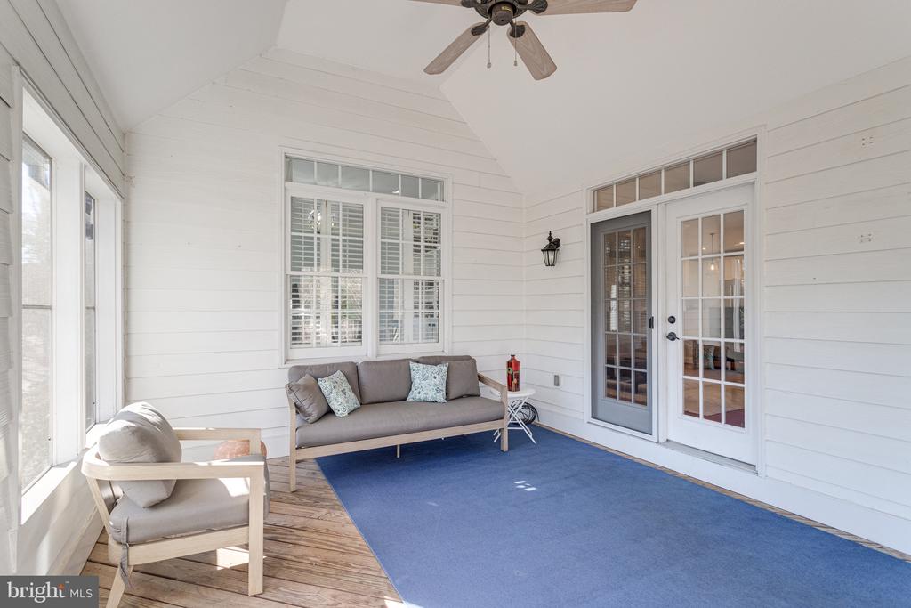 499 SENECA KNOLL COURT