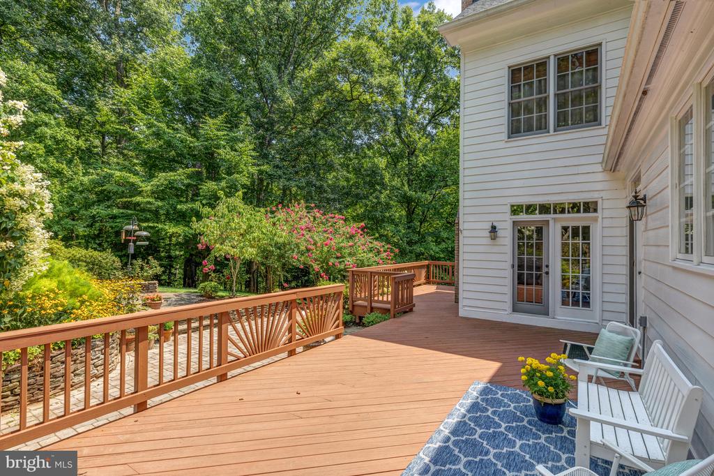 499 SENECA KNOLL COURT