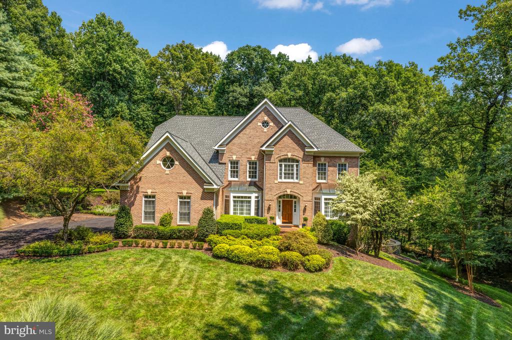 499 SENECA KNOLL COURT