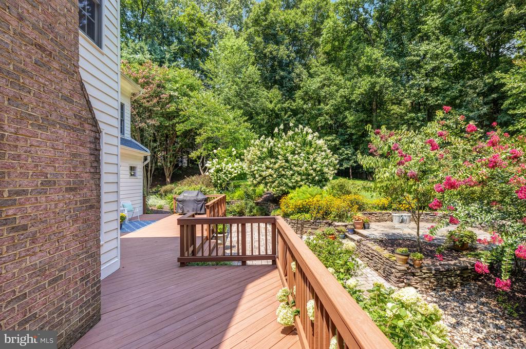 499 SENECA KNOLL COURT