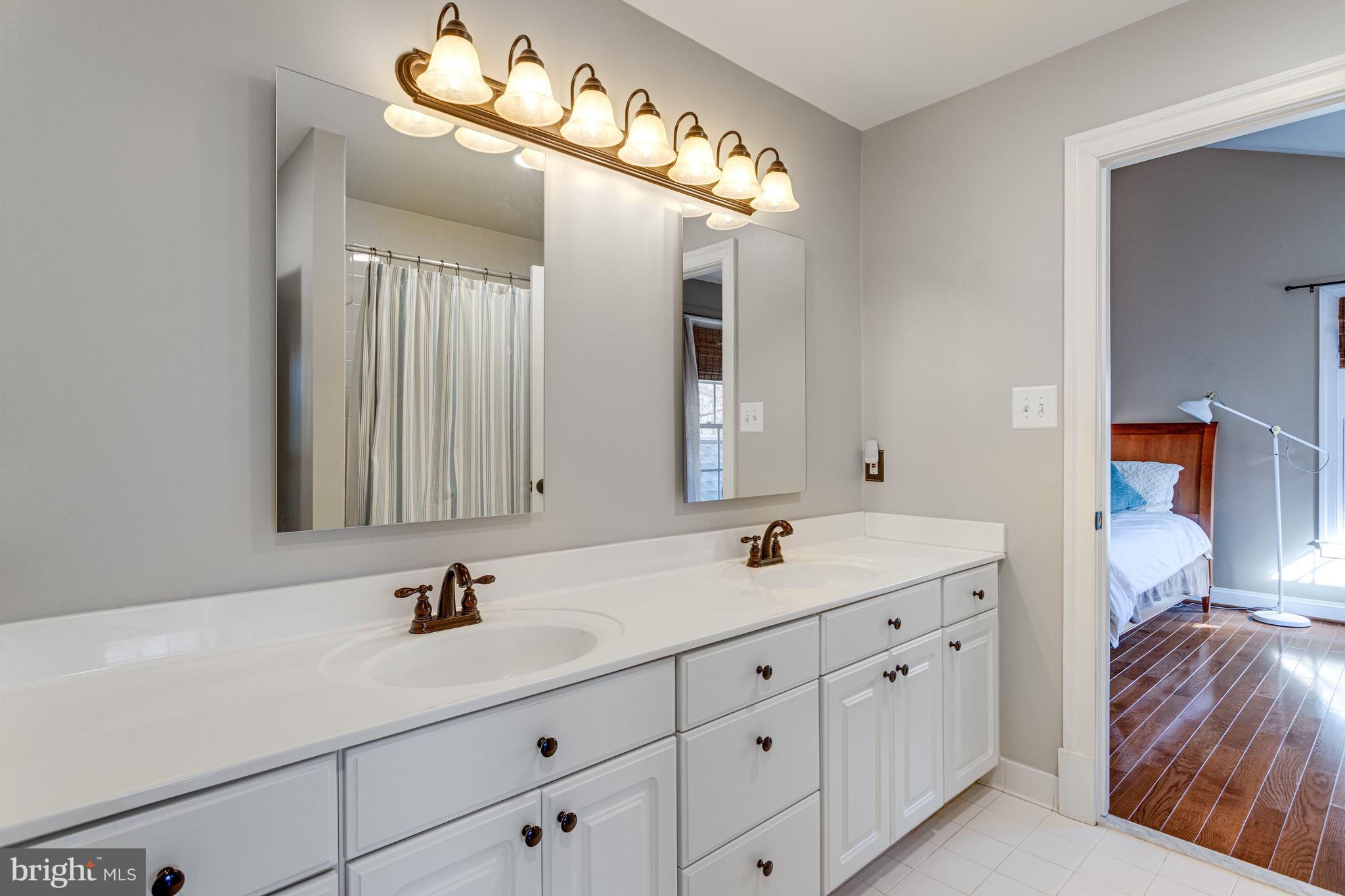 499 SENECA KNOLL COURT