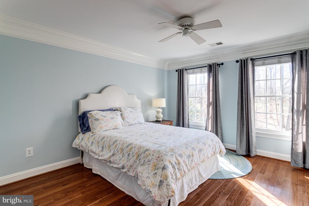 499 SENECA KNOLL COURT