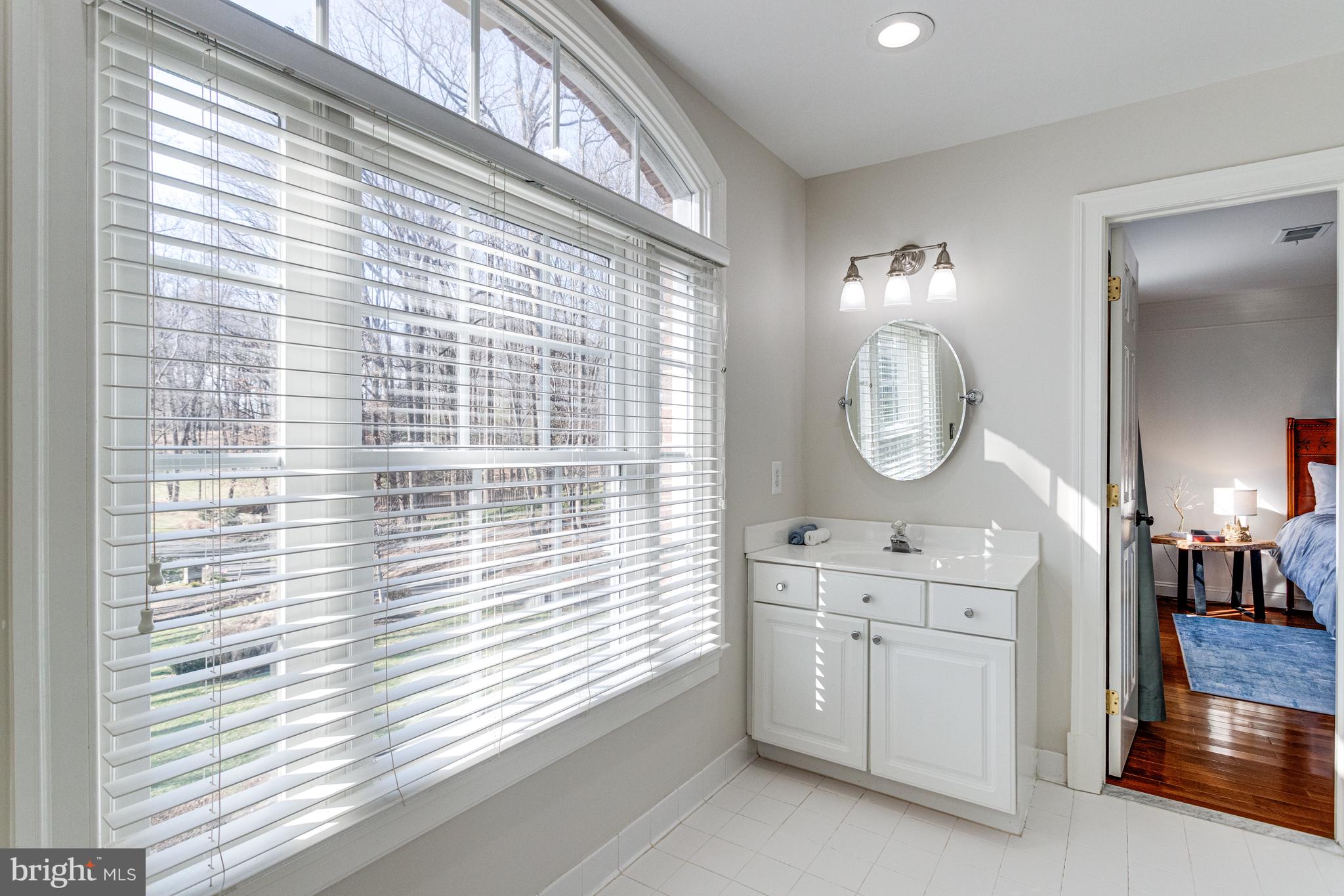 499 SENECA KNOLL COURT