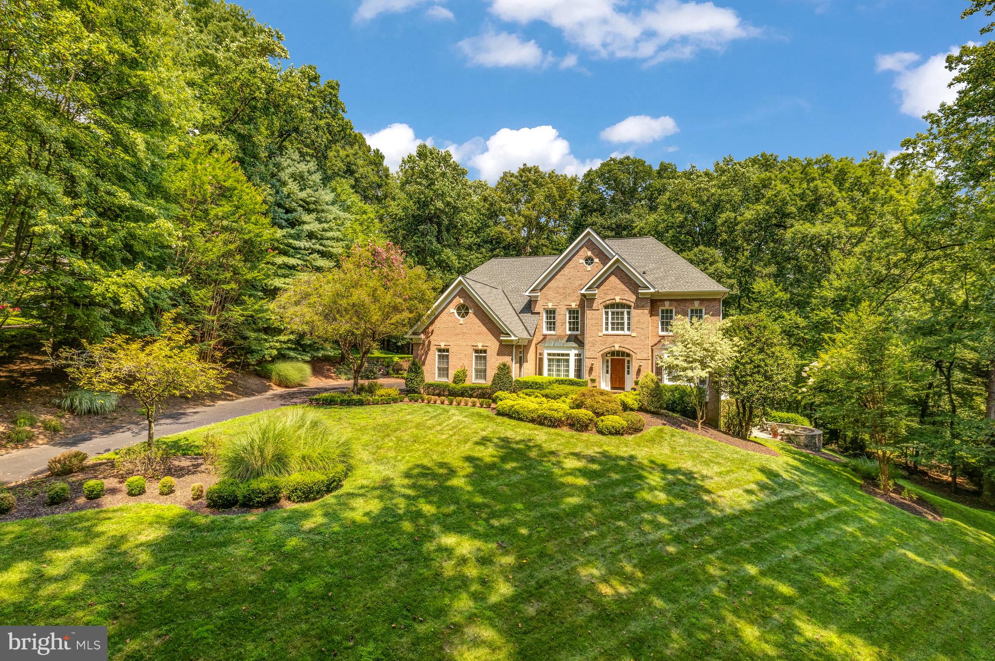 499 SENECA KNOLL COURT