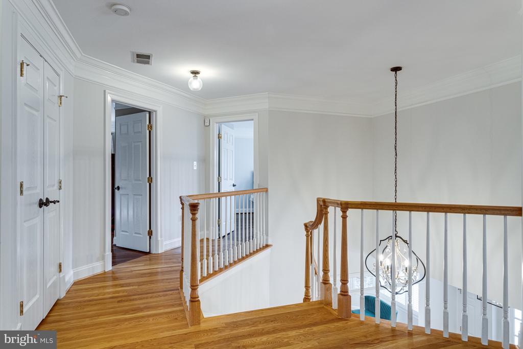499 SENECA KNOLL COURT