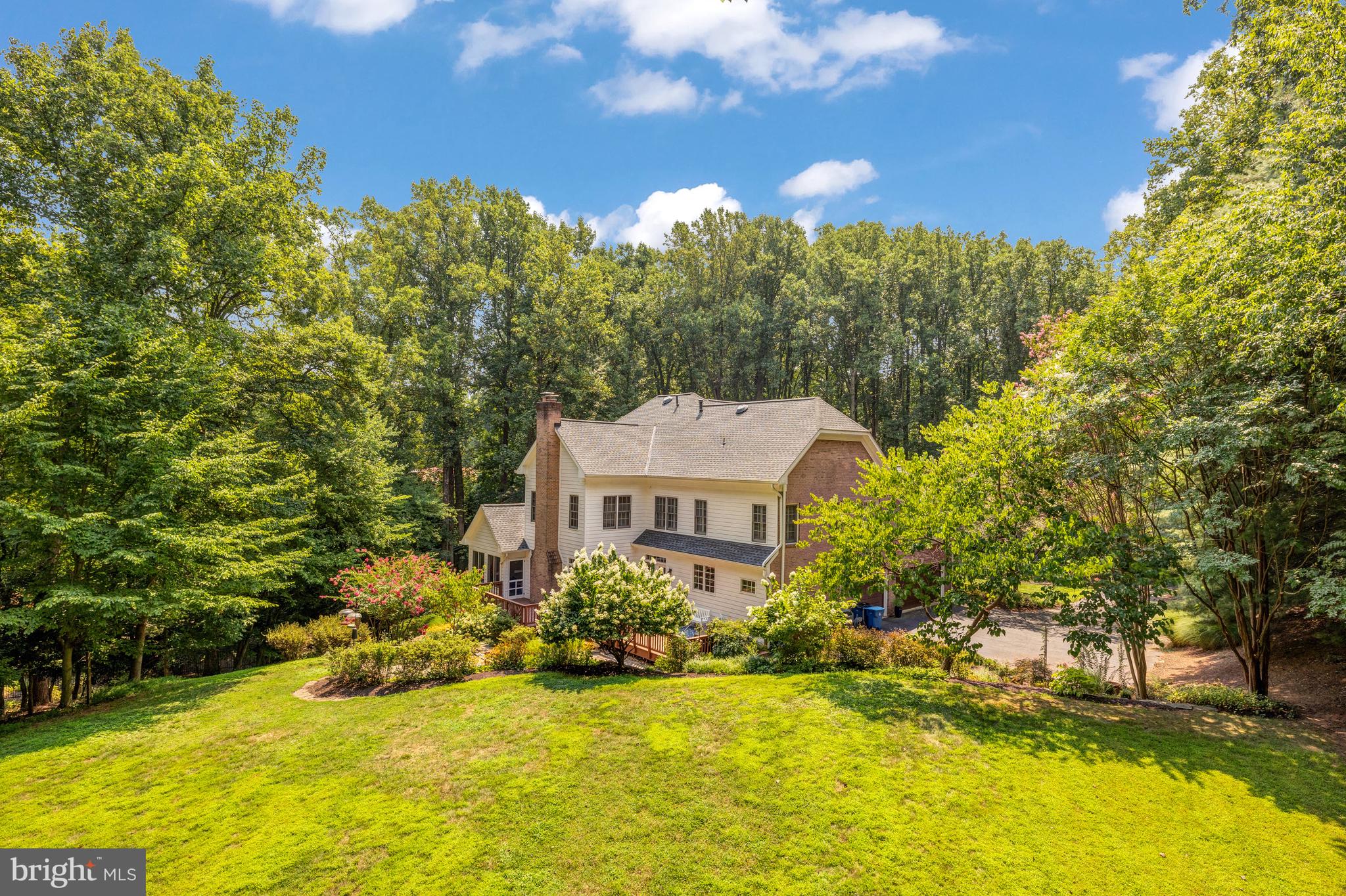 499 SENECA KNOLL COURT