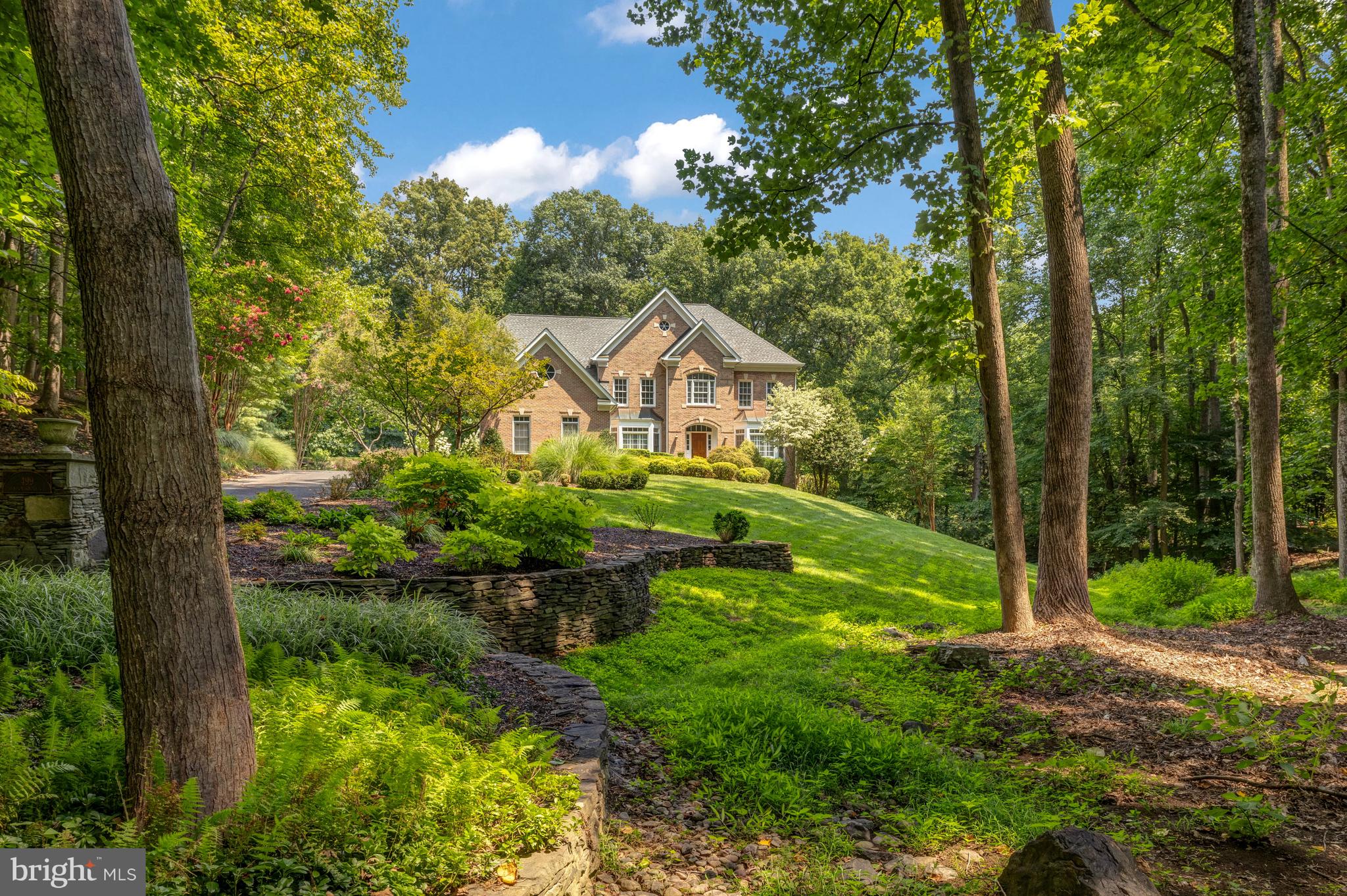 499 SENECA KNOLL COURT