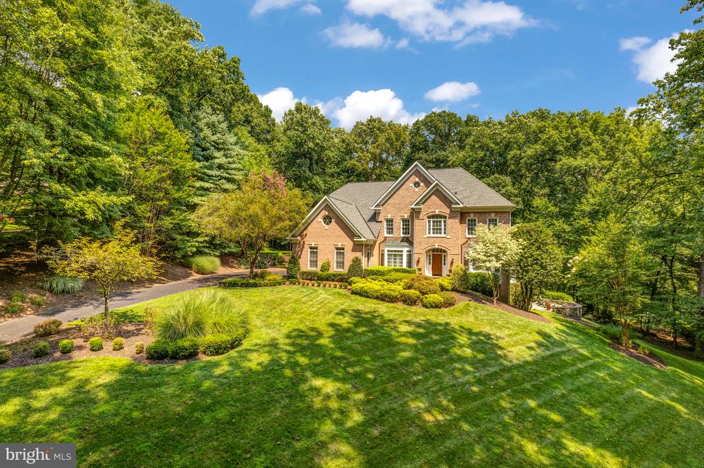 499 SENECA KNOLL COURT
