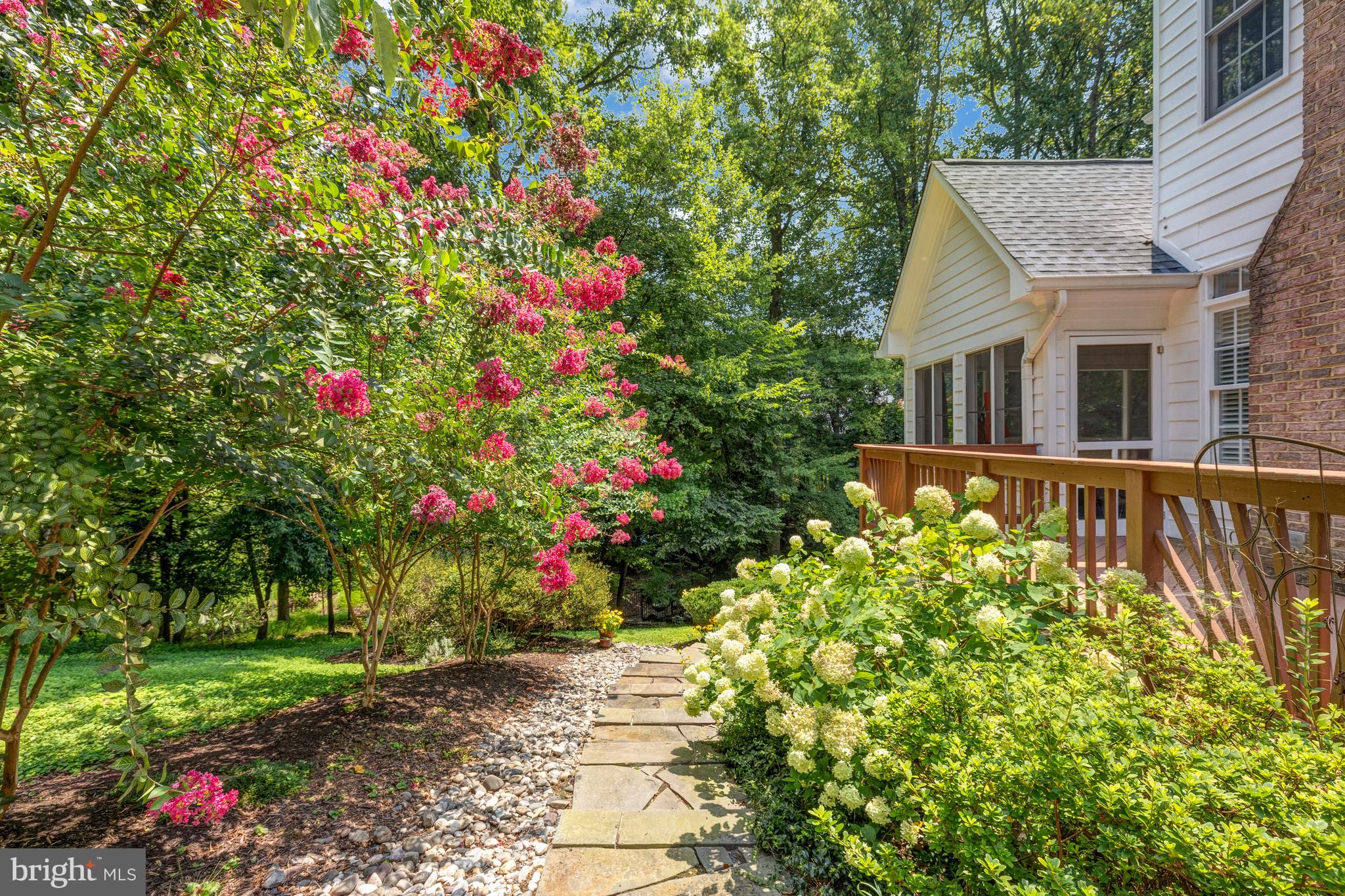 499 SENECA KNOLL COURT