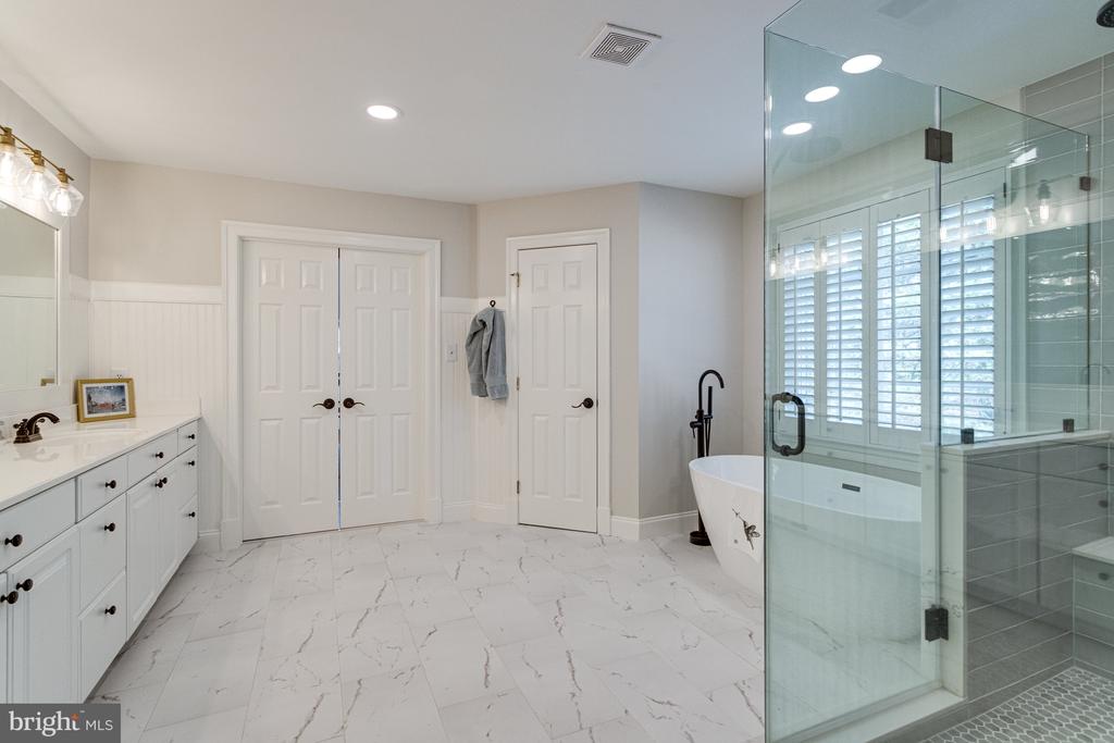 499 SENECA KNOLL COURT