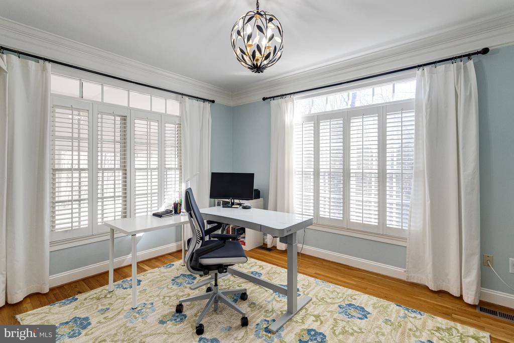 499 SENECA KNOLL COURT