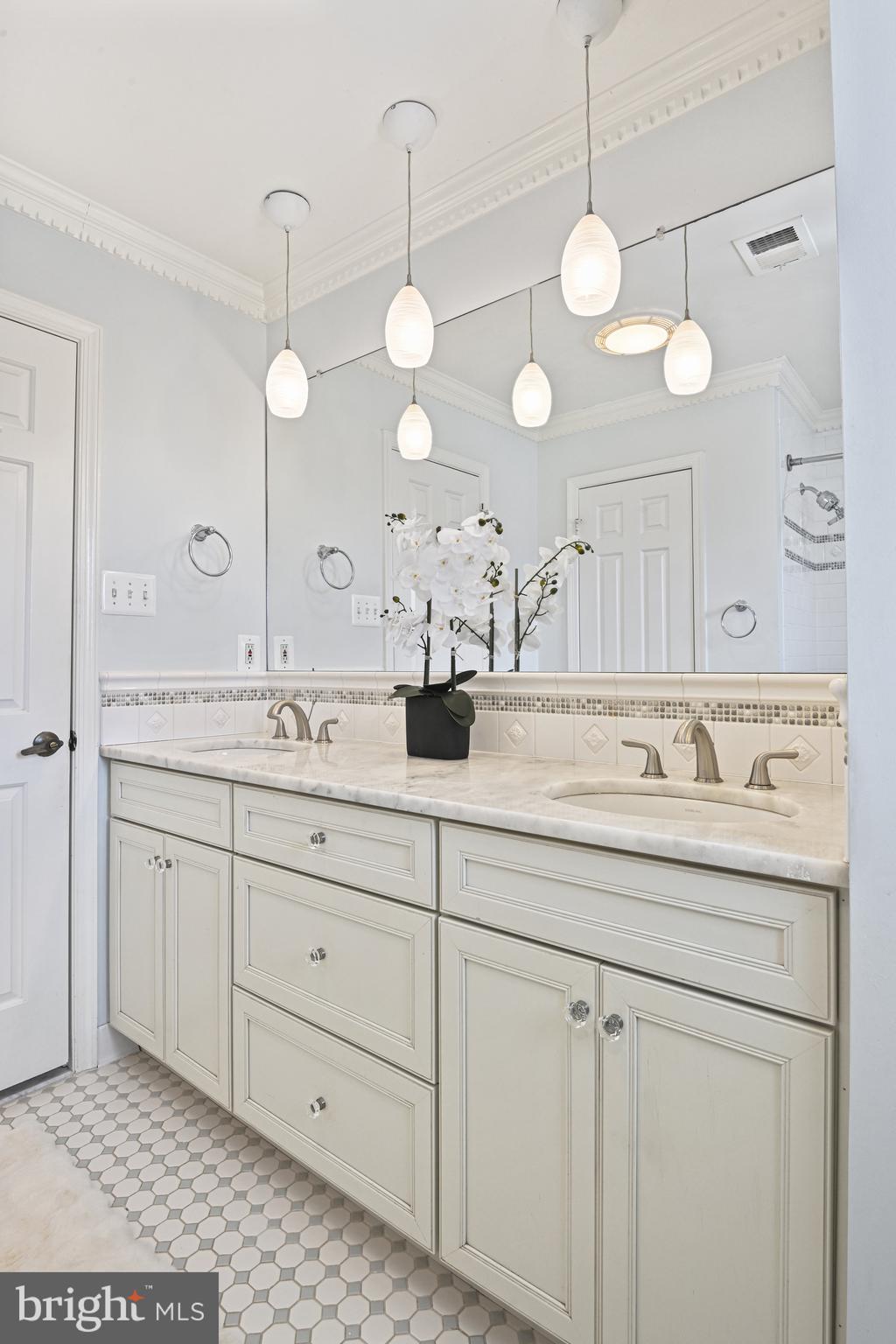 1008 CUP LEAF HOLLY COURT