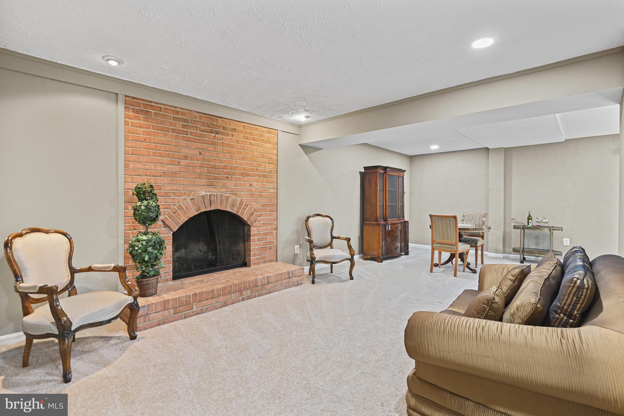 1008 CUP LEAF HOLLY COURT