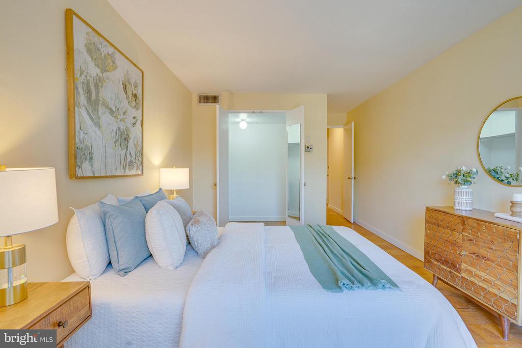 11400 WASHINGTON PLAZA W 702