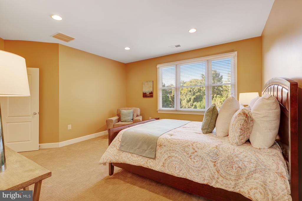 731 STRAWFIELD LANE