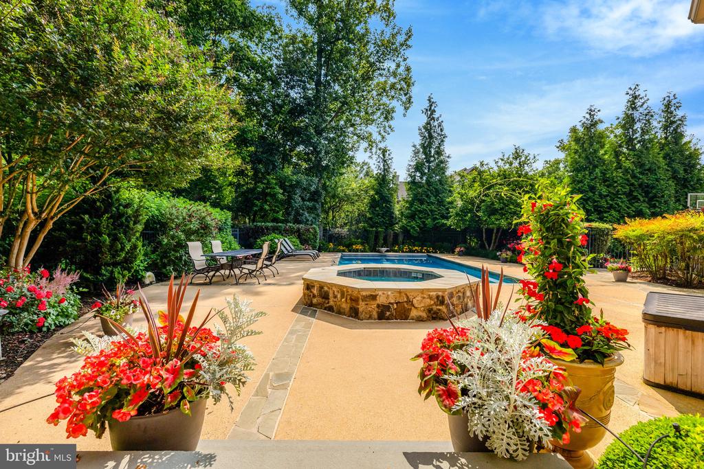 10910 SHALLOW CREEK DRIVE