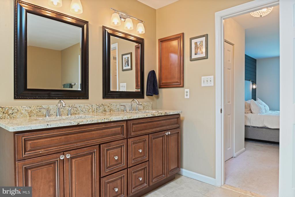 1092 LORAN COURT
