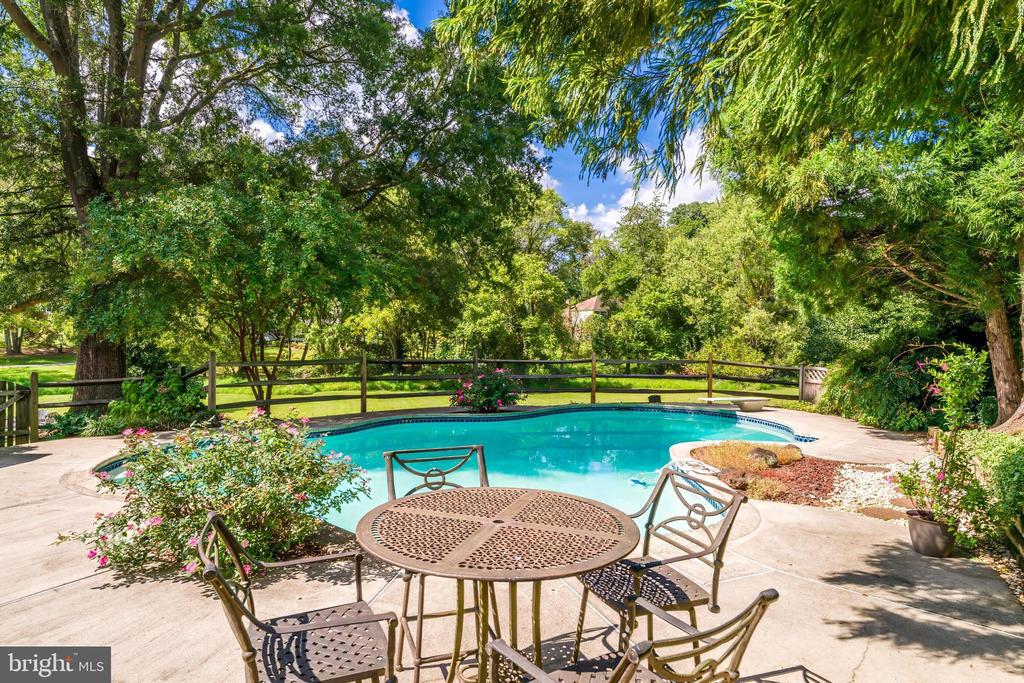 806 HICKORY VALE LANE
