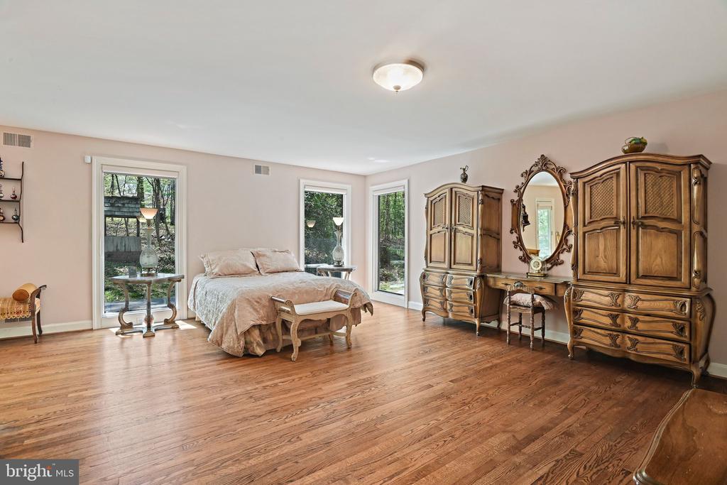 951 CAPTAIN HICKORY DRIVE