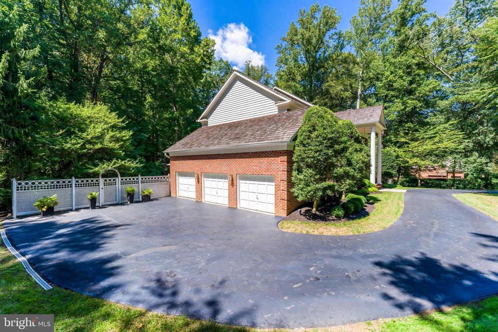10109 HIGH HILL COURT