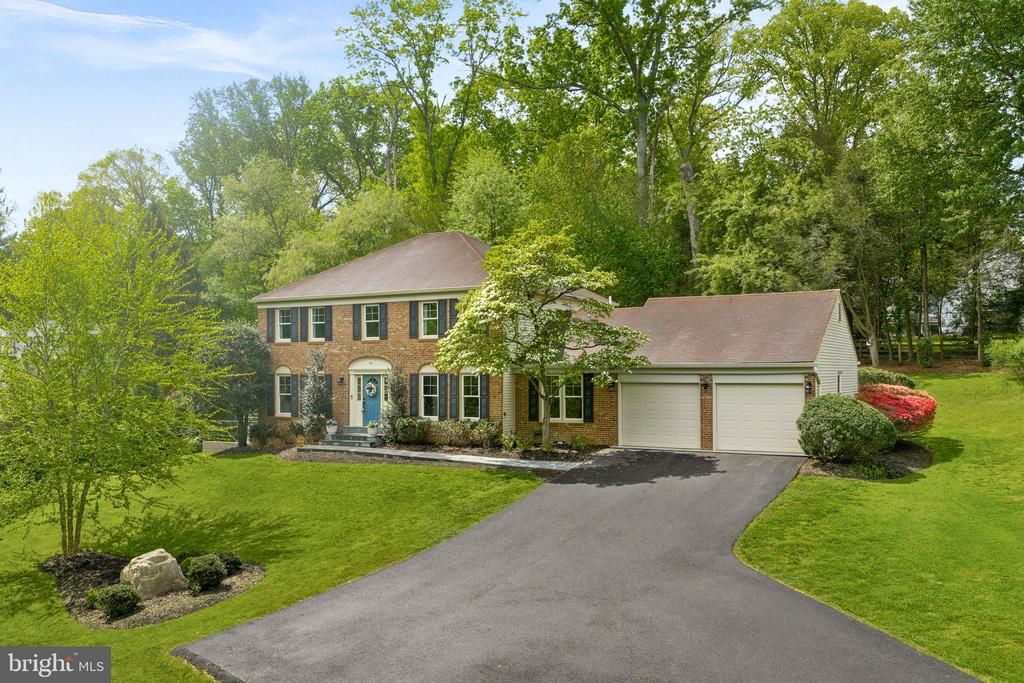 811 FOLLIN FARM LANE