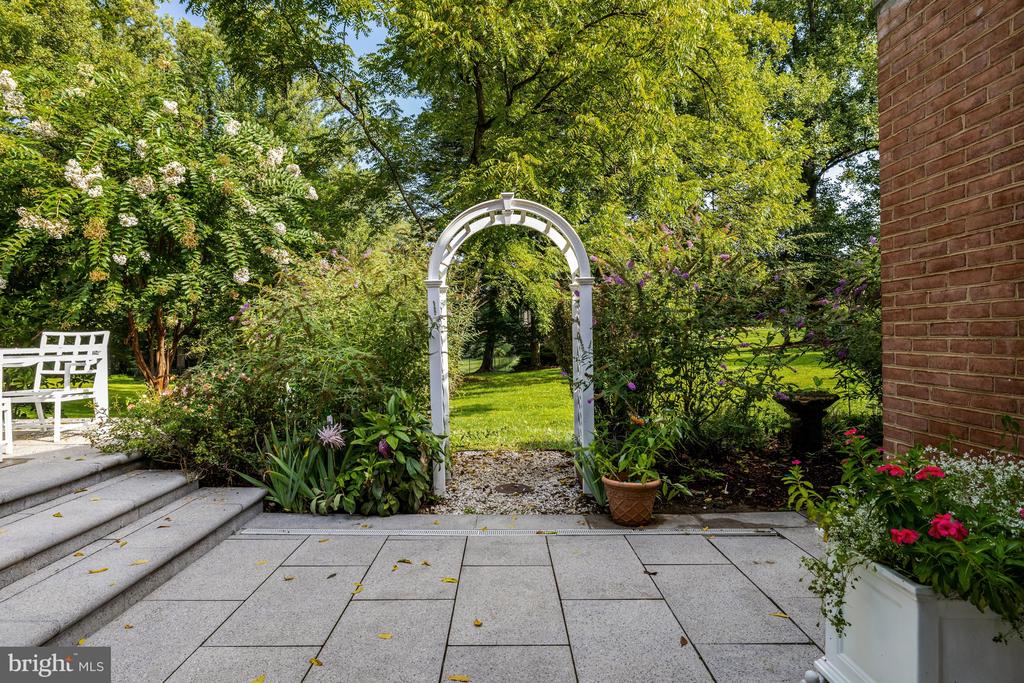 216 RIVER PARK DRIVE