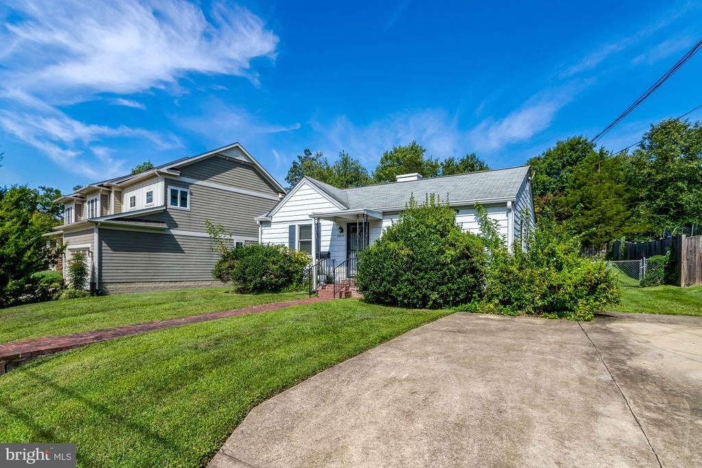 2214 BOXWOOD DRIVE