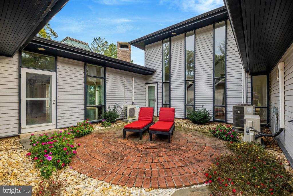 125 COMMONAGE DRIVE