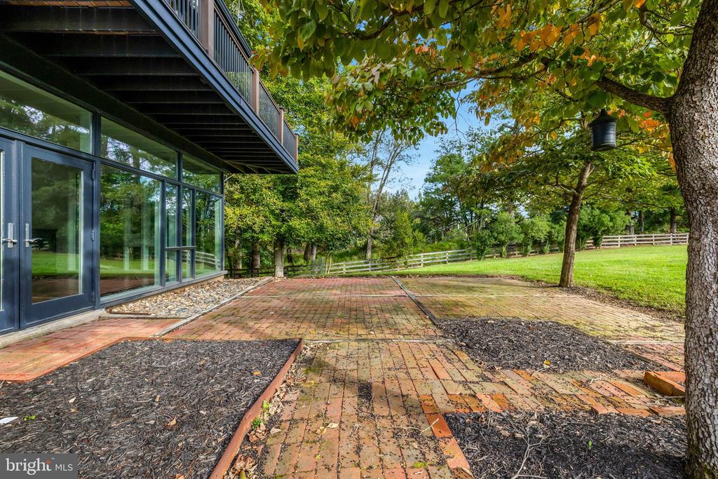 125 COMMONAGE DRIVE