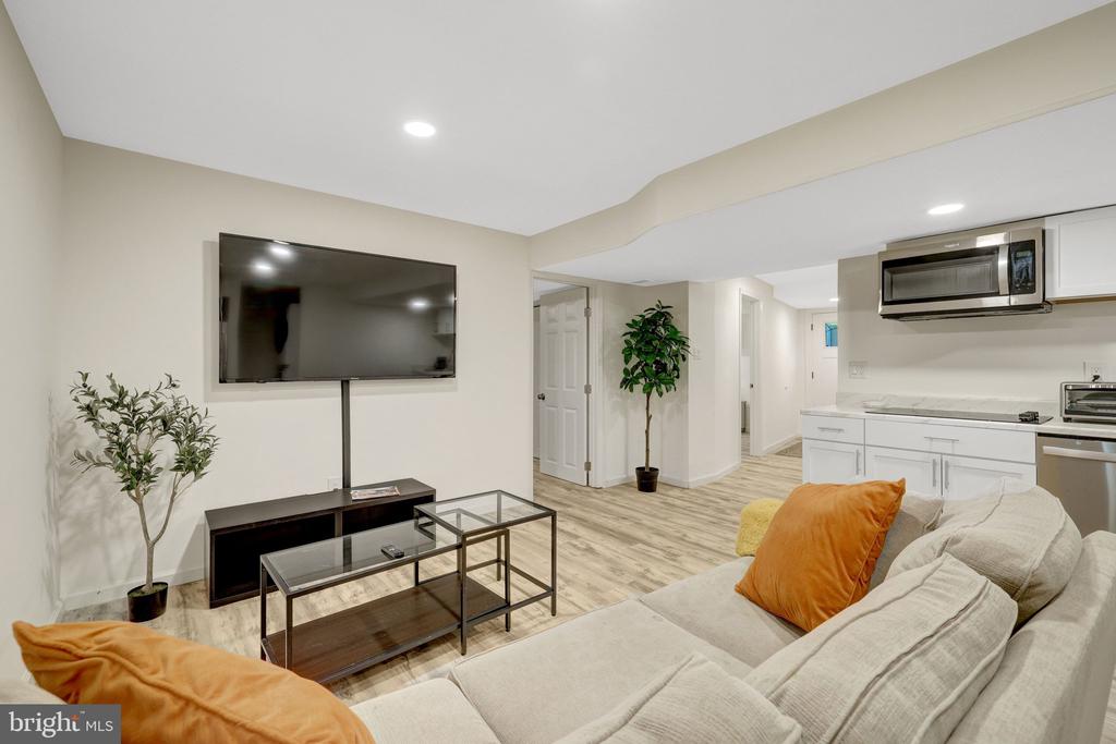 756 APPLEWOOD LANE