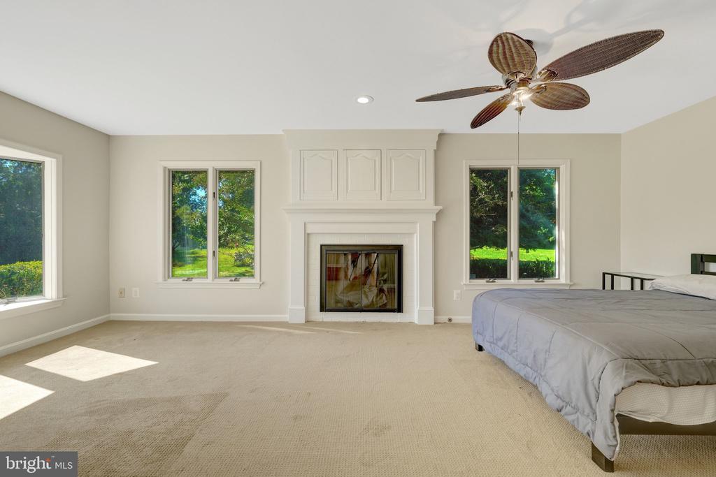 756 APPLEWOOD LANE