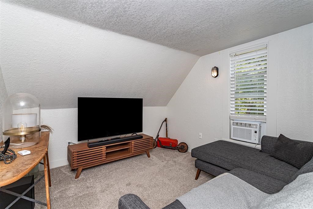 121 Kingsbury Avenue