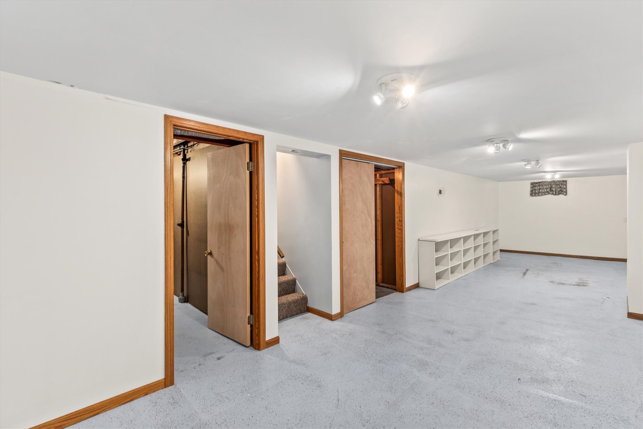 6105 Crown Lane
